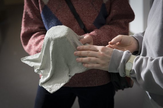 Auf dem Foto sieht man die Unterarme und Hände von zwei Menschen. Sie ertasten einen Gegenstand.