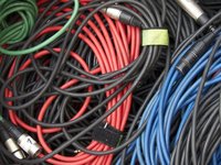 Farbige Kabel wild durcheinander