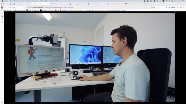 Ein Mensch mit Behinderung sitzt am Bildschirm mit einer barrierefreien Webseite