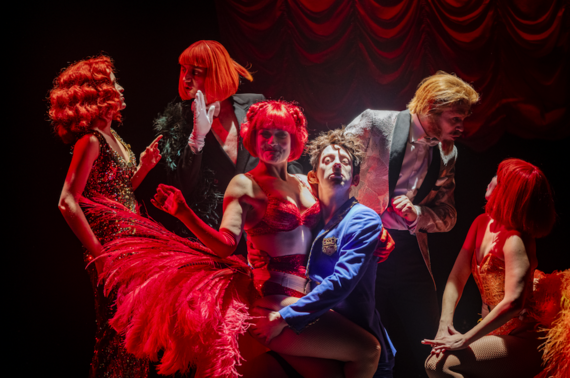 Photo copyright Mario Del Curto : Six personnages de cabaret avec plumes, paillettes et perruques. 