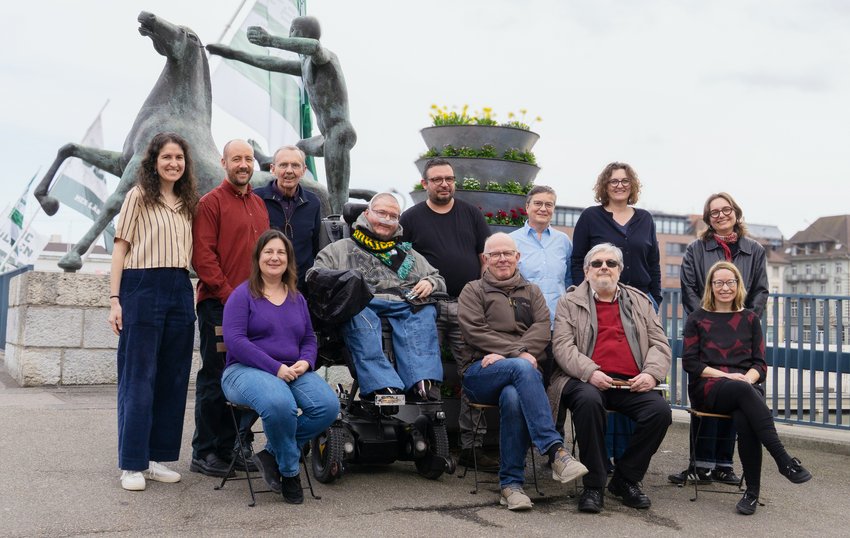 Alle Mitglieder der Sozialpolitischen Kommission in einem Sitzungszimmer