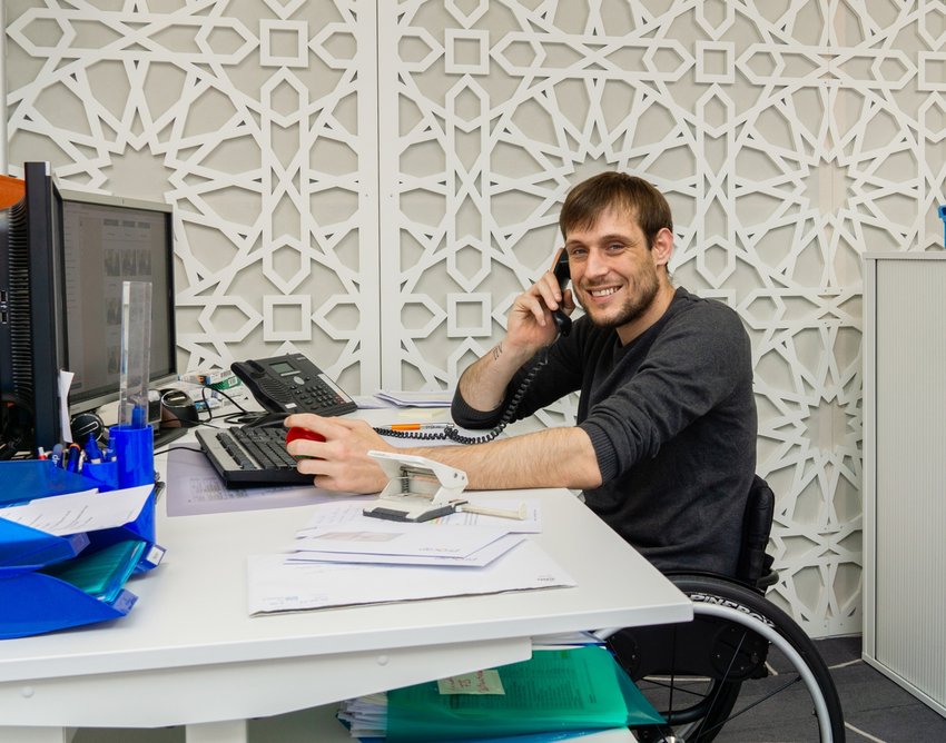 Sebastian Büttiker en train de téléphoner à son poste de travail