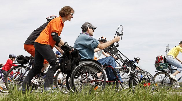 cyclistes en vélos couchés adaptés