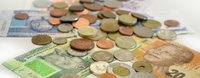 Verschiedene Münzen und Banknoten von ausländischen Währungen.