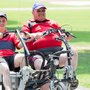 Zwei Personen auf einem Tandem.