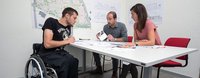 Bauberater mit einem Kunden im Rollstuhl.