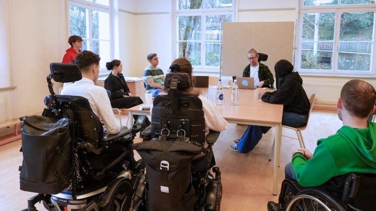 Menschen mit und ohne Behinderung an einem Workshop