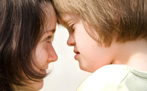 Enfant et mère se regardent dans les yeux.