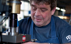 Un homme travaille dans un atelier industriel.