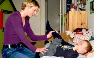 Une mère fait de la gymnastique avec son petit enfant.