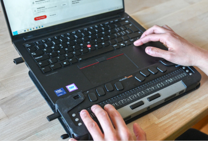 Tamara De Icco's Laptop mit Screenreader