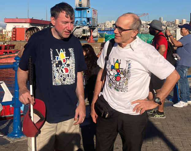 Thomas und Martin präsentieren ihr neues Valparaíso-T-Shirt.