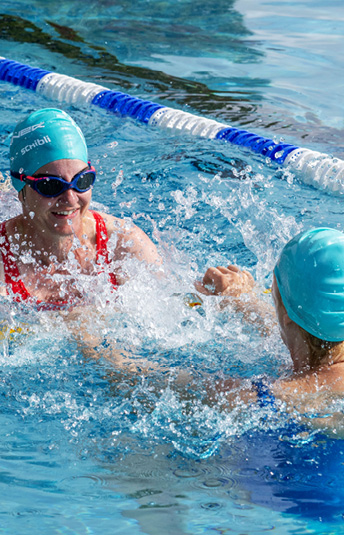 Deux personnes font de l'exercice dans l'eau